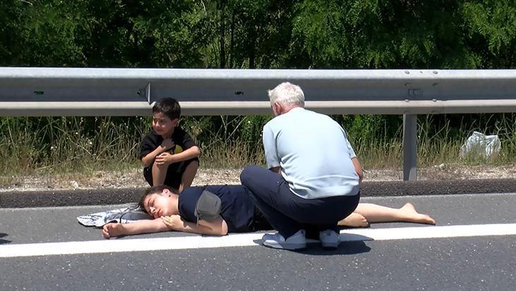 Acı fotoğraf! Ambulans gelene kadar annesinin başucundan ayrılmadı