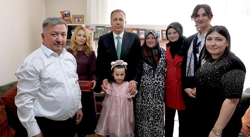 Bakan Yerlikaya Konya'da şehit ailesini ziyaret etti