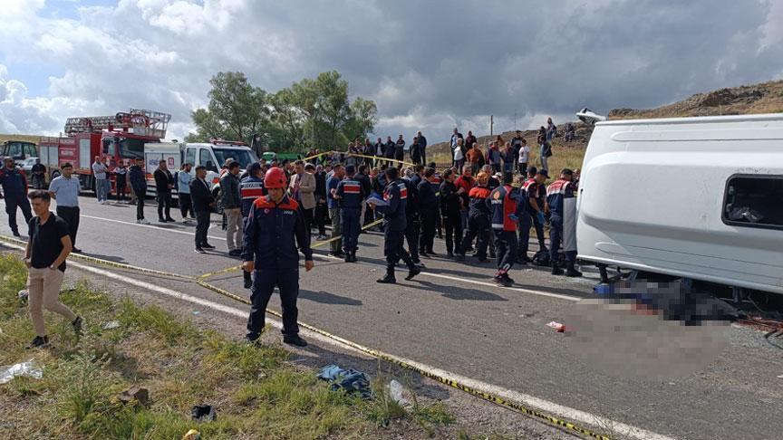 Cenaze dönüşü can pazarı! Midibüs yan yattı; ölü ve yaralılar var