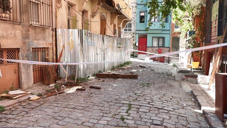 İstanbul'da balkon çöktü