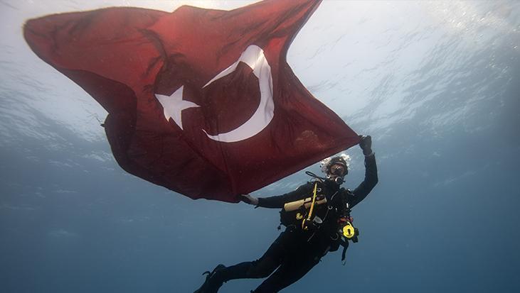 Jandarma'nın 186. yılı su altında pankartla kutlandı! Bakan Yerlikaya'dan 'Teşekkür' mesajı