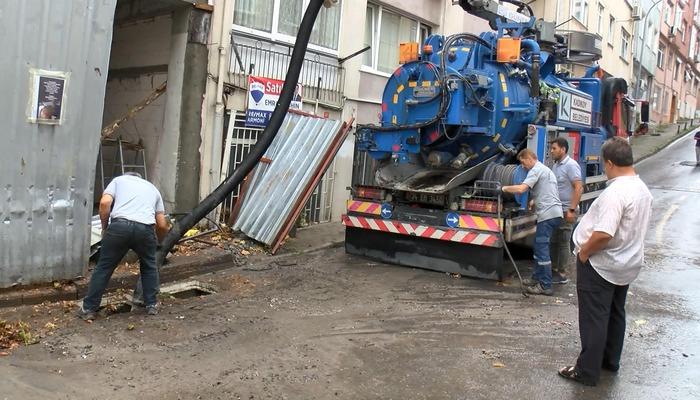 Kadıköy'de sağanak yağmur nedeniyle bazı evleri su bastı