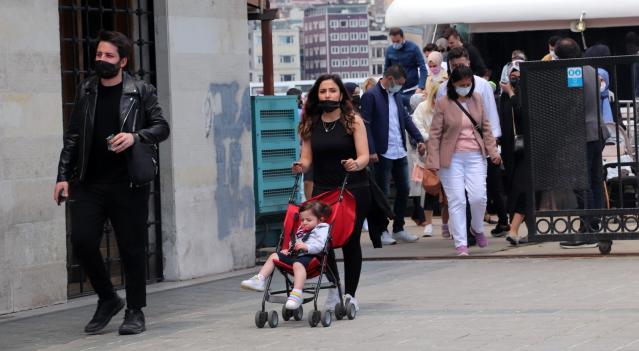 Kısıtlamasız ilk cumartesi gününde Eminönü'nde yoğunluk