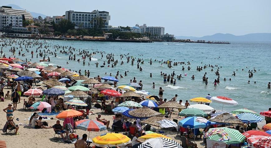 Kuşadası'nda bayram yoğunluğu! Plajlar doldu taştı