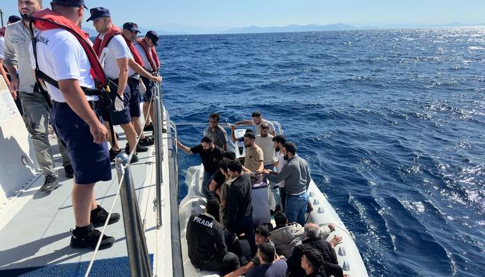 Muğla açıklarında sürüklenen bottaki 26 düzensiz göçmen kurtarıldı