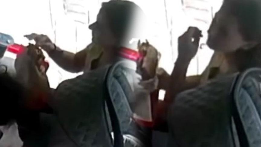 Şoke eden olay! Kopardığı saçını tostunun içine koydu