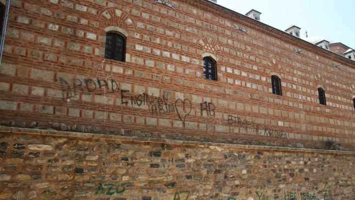 Tarihe saygısızlık! 'Polisten kaçıyorlar, sonra yine geliyorlar'