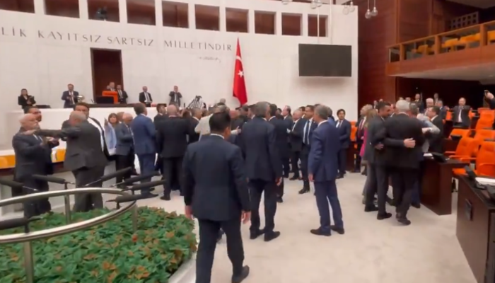 TBMM'de DEM Partili milletvekilleri kürsüyü işgal etti! Genel Kurul'da kavga çıktı