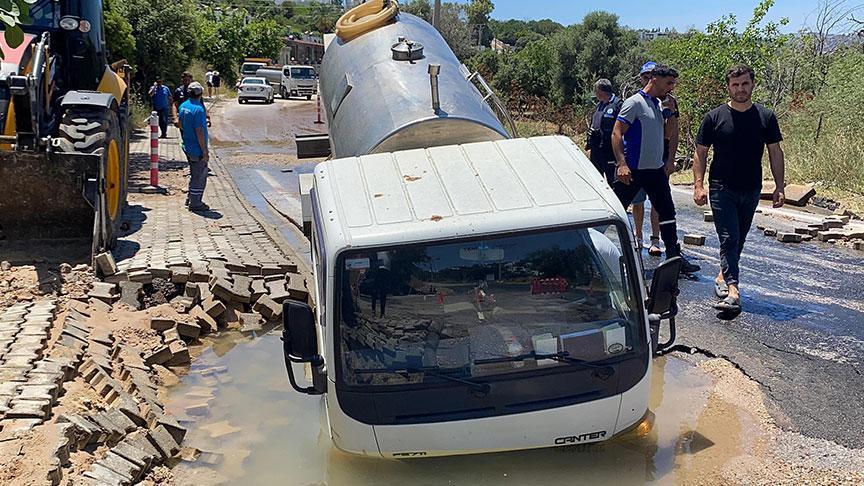 Yer: Bodrum! Tanker çöken yola gömüldü, mahalleli isyan etti